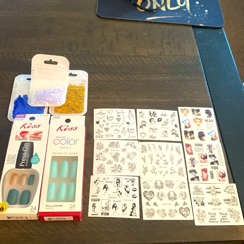 Press on nails with glittery decals